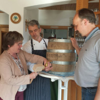 Ilona Deckwerth beim Fassanstich