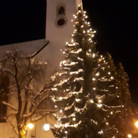 Kirche mit Weihnachtsbaum